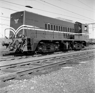 166592 Afbeelding van de diesel-electrische locomotief nr. 2284 (serie 2200/2300, voorzien van geluiddemper op de ...